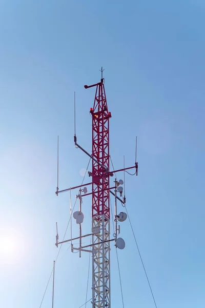 Albero Telecomunicazione Rosso Bianco Con Antenne Satellitari Apparecchiature Comunicazione — Foto Stock