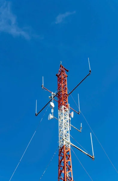 Mobiele Apparatuur Communicatietoren Telecommunicatie Antennes Metalen Mast — Stockfoto