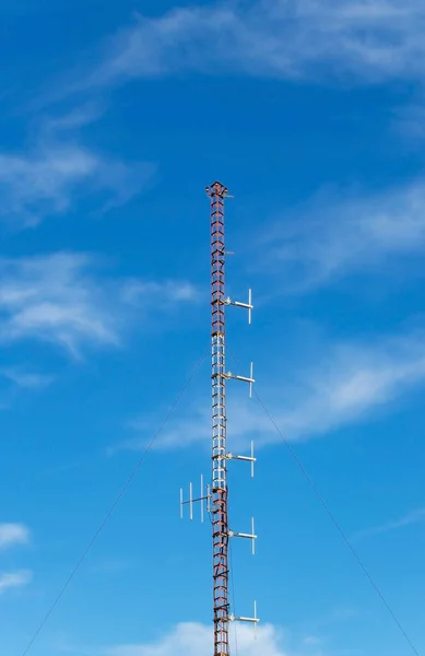 Antennes Aériennes Sur Mât Métallique Matériel Communication Sur Tour Mobile — Photo
