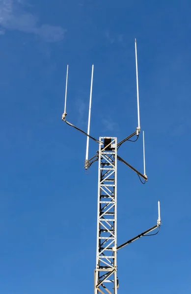 Antenne Aeree Telecomunicazione Sull Albero Metallico Apparecchiature Comunicazione Sulla Torre — Foto Stock