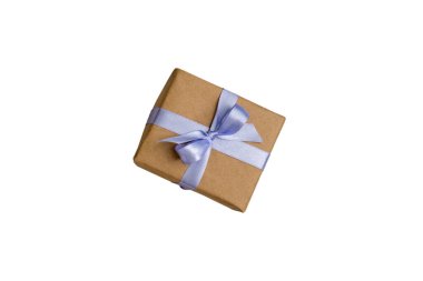 Kraft kahverengi kağıda sarılı hediye kutusu ve beyaz üzerine izole edilmiş saten açık mor kurdeleyle bağlanmış.