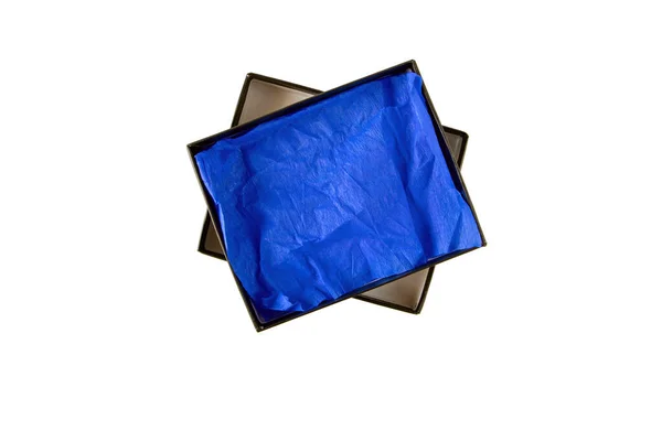 开的黑色扁平纸盒 蓝色折皱包装纸顶部 白色隔离 — 图库照片