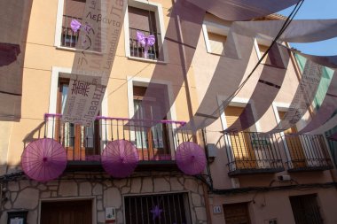 LA TOJA, İspanya - 24 Temmuz 2021: Ermida de San Campio ve San Sebastian türbelerinin dış cepheleri ve pencereleri La Toja Adası, Pontevedra, Galiçya, İspanya 