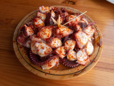Pulpo a la gallega İspanyolca Galiçya usulü ahtapot ya da polbo fiira Galiçya usulü ahtapot anlamına gelir.. 