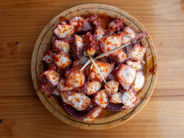 Polbo, Galiçya usulü ahtapot anlamına gelen galiçya usulü ahtapot ya da pulpo a la gallega İspanyolca Galiçya usulü ahtapot anlamına gelir.. 