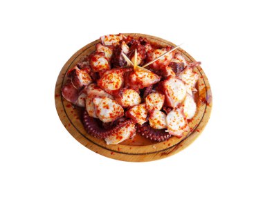 Pulpo a la gallega İspanyolca Galiçya tarzı ahtapot ya da polbo a feira yani gallego dilinde ahtapot demektir. Beyazda izole edilmiş. 