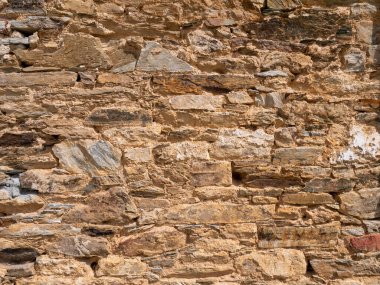 Doğal parlak sarı kireçtaşı duvar. Gölgeli güneşli zemin.