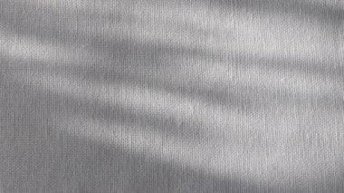 Kaba beyaz keten kumaşlar, güneş ışığı vurgusu ve yumuşak gölgeler. Doğal, organik ve yaşam tarzı tasarımı için ideal, kopya alanı olan en düşük tekstil arkaplanı.