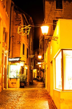 Eski kasaba Dubrovnik 'teki gece sokağı, Hırvatlar.