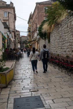 Bölünmüş şehirde sokak, Hırvatlar