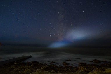 Okyanusun üzerinde samanyolu