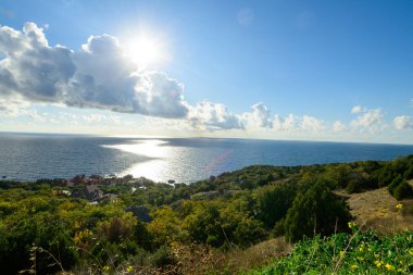 Dağın tepesinden deniz manzarası