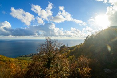 Denizin üzerinde gün batımı