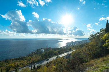 Güzel deniz manzarası ve dağlar.