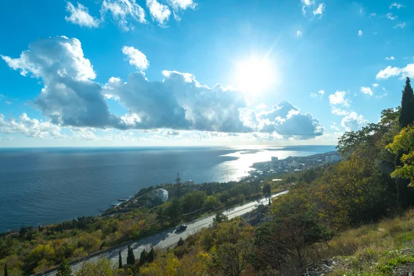 Güzel deniz manzarası ve dağlar.