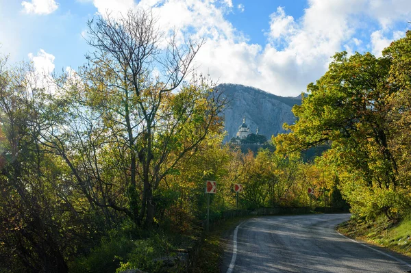 Dağlara giden güzel bir yol.
