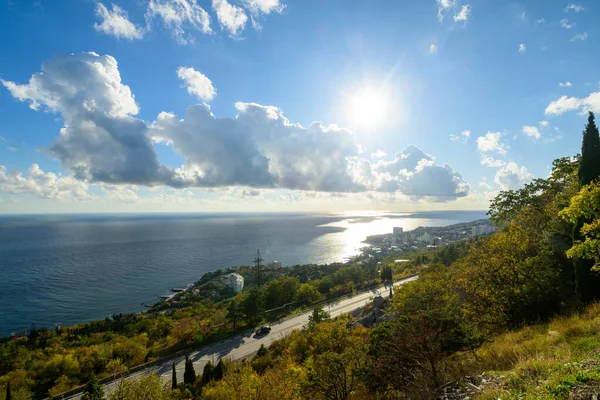 Güzel bir dağ ve güzel bir deniz manzarası. Turizm ve seyahat kavramı