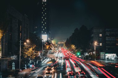 Gece şehirde trafik