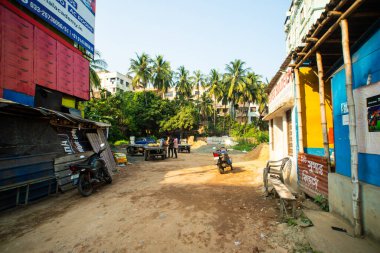 Mumbai, Hindistan - Mart 19, 21: 19: 00 Mumbai, Hindistan sokaklarındaki cadde ve binalar