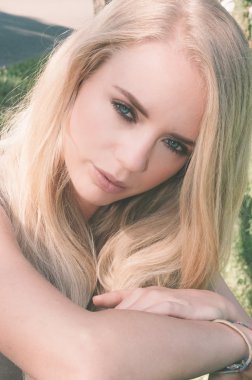 Güzel sarışın kız portresi - Yoğun bir görünüm