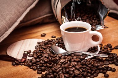 Kahve ve kahve taneleri buğulaması Kupası