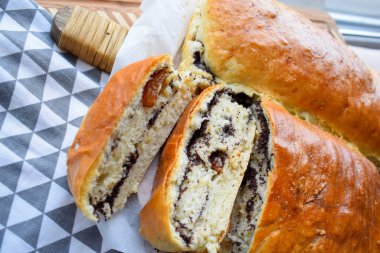 Dilimlenmiş haşhaş tohumu ve tatlı ekmek.