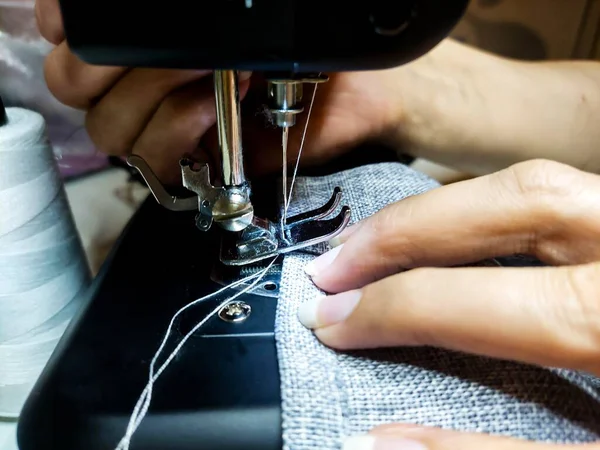 Kumaşı Dikiş Makinesinden Geçiren Eller 'in Yakın Çekimi