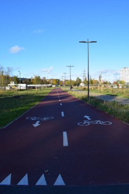 Sokak Işıklı Modern Çift Taraflı Bisiklet Yolu Uzun Perspektifi