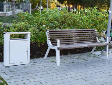 Park Bench ve Modern Çöp Kutusu Paved Halk Yolu 'nda.