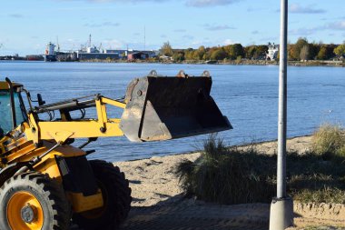 Sonbaharda bir inşaat sahasında sarı kazıcı