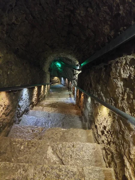 Karanlık Ortaçağ Tüneli veya Kale Geçidi 'nde Aydınlatılmış Taş Merdiven
