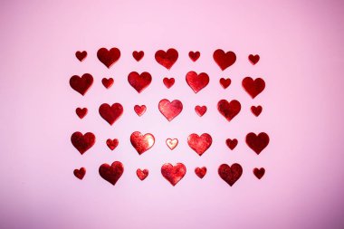 Sevgililer Günü geçmişi. Pembe arka planda kırmızı kalpler.