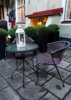 Bir kafede fener ve masa.