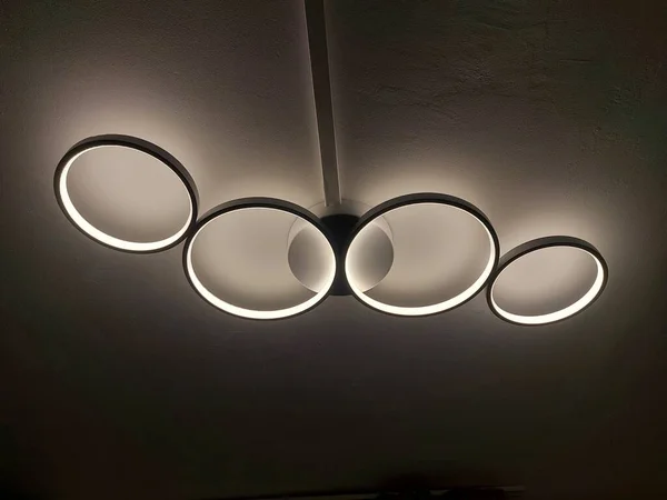 Birbirine Bağlı Beyaz ve Siyah Yüzüklü Modern Tavan Aşığı