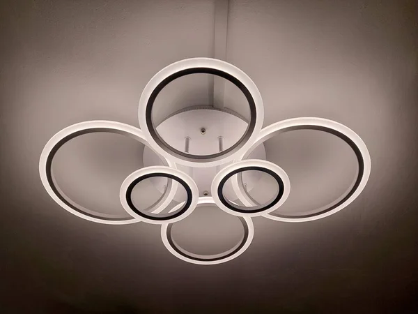 Birbirine Bağlı Beyaz ve Siyah Yüzüklü Modern Tavan Aşığı