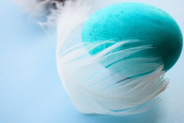 Canlı Pysanka ve Mavi Arkaplanda Yumuşak Tüylü Boyalı Paskalya Yumurtaları