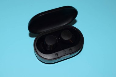 Mavi arka planda izole edilmiş siyah bir arabanın stüdyo fotoğrafı.