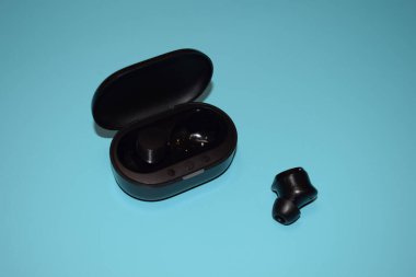 Siyah Kablosuz Kulaklıklar ve Suçlama Davası Mavi Arkaplan Üzerine