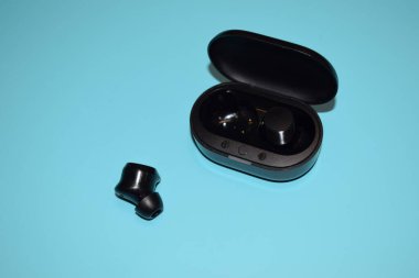 Siyah Kablosuz Kulaklıklar ve Suçlama Davası Mavi Arkaplan Üzerine