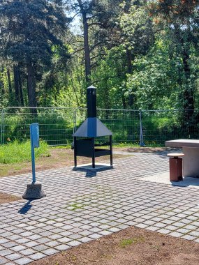 Güneşli bir günde Yeşil Kamu Parkı 'nda Mangal Izgaralı Modern Açık Hava Piknik Alanı