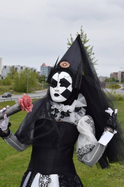 Açık havada Gotik Kostümlü Siyah ve Beyaz Venedik Maskeli Gizemli Kadın