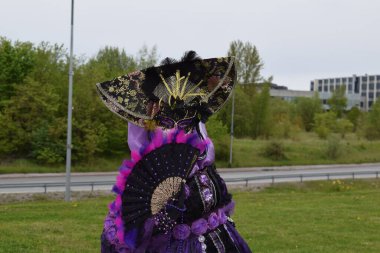 Süslü Mor Kostümlü Hayranlı Gizemli Venedik Maskeli Karakteri