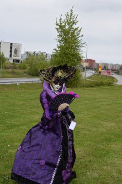 Bir Açık Hava Festivali 'nde Barok Tarzı Tarihi Moda Başrolünde Çarpıcı Gösteri Kostümü.