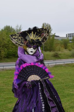 Süslü Mor Kostümlü Hayranlı Gizemli Venedik Maskeli Karakteri
