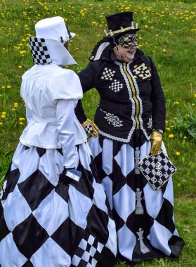 Venedik Karnaval Maskeli Çifti Siyah ve Beyaz Satranç Konulu Açık Hava Kostümleri