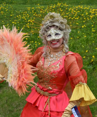 Tüy Hayranı Açık Hava Pembe Kostümlü Zarif Venedik Karnaval Karakteri