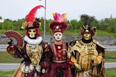 Geleneksel Venedik Karnaval Maskeleri ve Zarif Barok Kostümleri Grupları