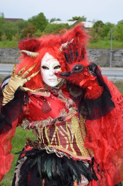 Süslü Kırmızı Boynuzlu Fantezi Maskesi Festivalinde Dramatik Performans.