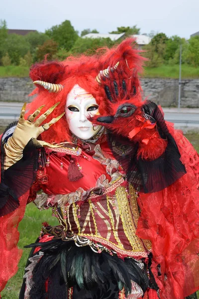 Süslü Kırmızı Boynuzlu Fantezi Maskesi Festivalinde Dramatik Performans.