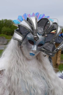 Süslü Beyaz ve Gümüş Karnaval Maskesi Dekoratif Başlıklı Zarif Maskeli Karakter